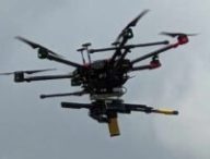 Un drone équipé d'un fusil présenté lors de la journée organisée par l'armée de terre // Source : Photo par Numerama