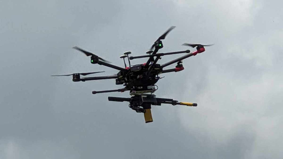 Un drone équipé d'un fusil présenté lors de la journée organisée par l'armée de terre // Source : Photo par Numerama Un drone équipé d'un fusil présenté lors de la journée organisée par l'armée de terre // Source : Photo par Numerama