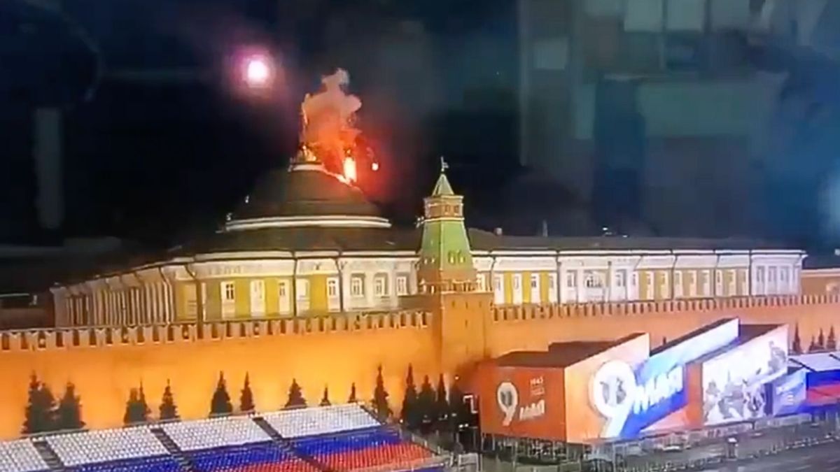 Un drone s'écrasant contre le Kremlin. // Source : Capture d'écran via Twitter @AmourskyCyrille Un drone s'écrasant contre le Kremlin. // Source : Capture d'écran via Twitter @AmourskyCyrille
