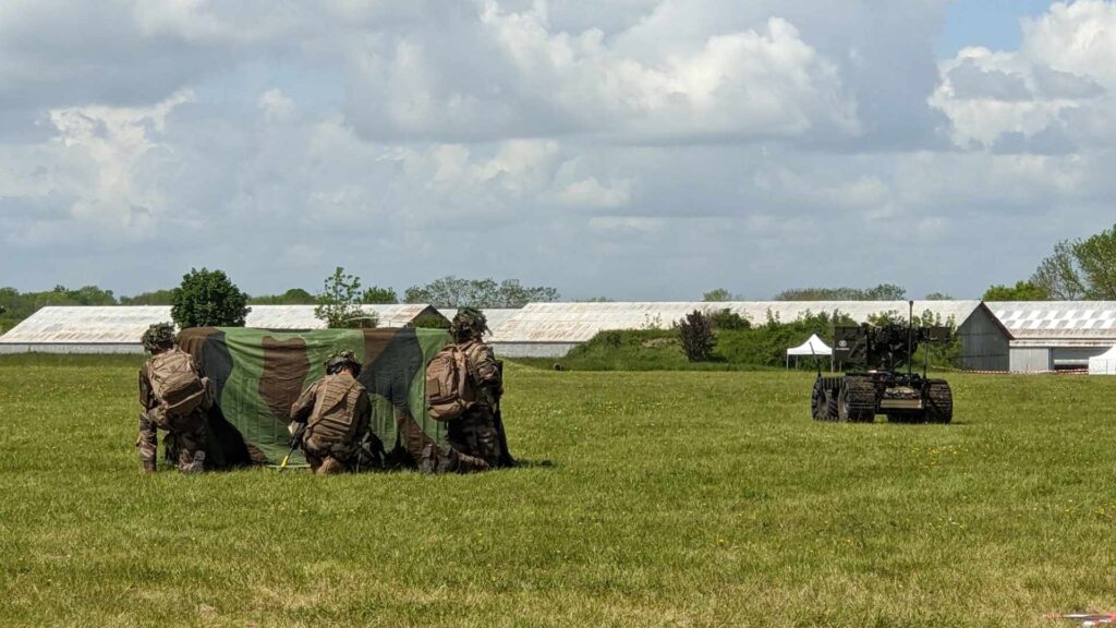 Un drone présenté par l'armée // Source : Photo par Numerama Un drone présenté par l'armée // Source : Photo par Numerama