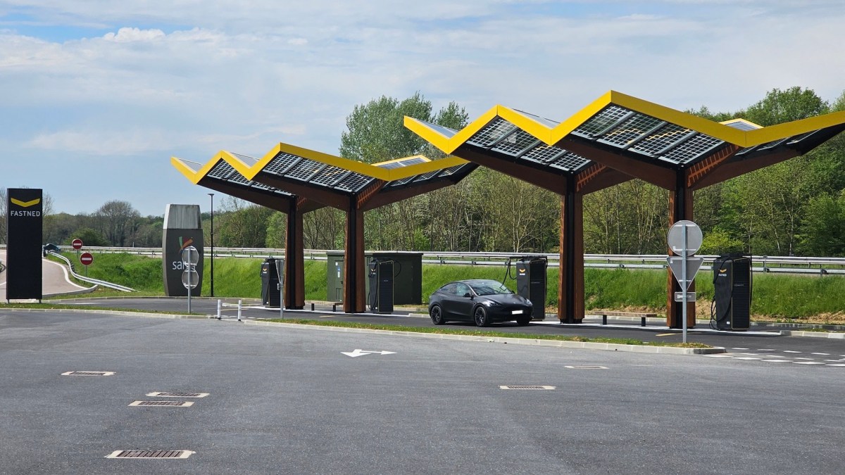 Une Tesla Model Y en charge sur une station Fastned // Source : Bob Jouy pour Numerama Une Tesla Model Y en charge sur une station Fastned // Source : Bob Jouy pour Numerama