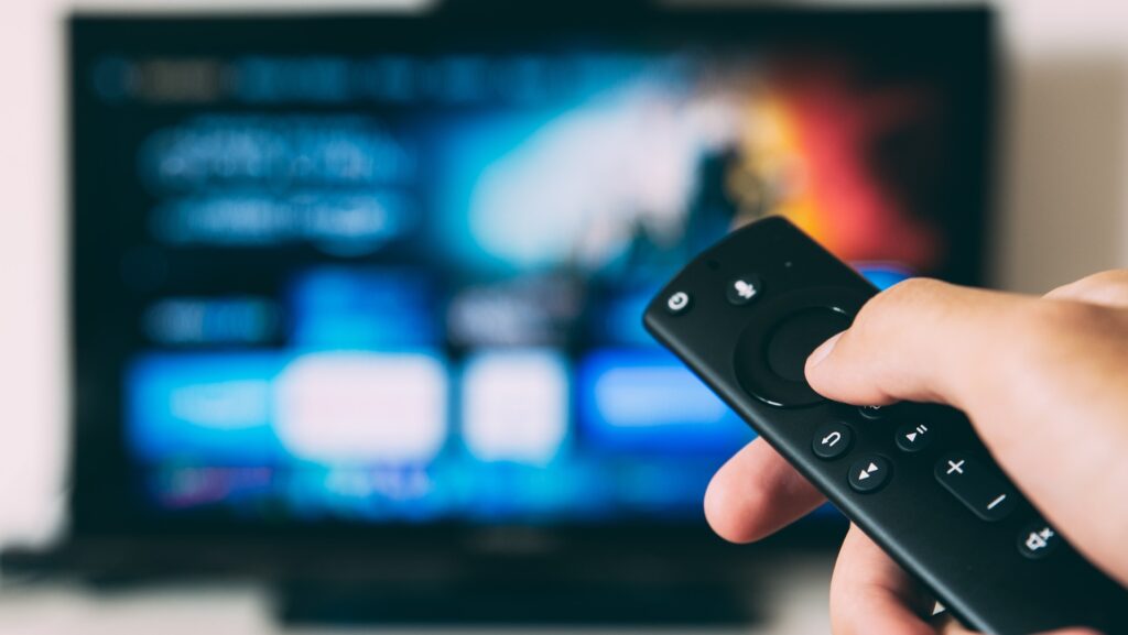 Le HP 14s-dq2042nf a toute la connectique nécessaire pour diffuser un film sur sa TV // Source : Glenn Carstens via Unsplash Le HP 14s-dq2042nf a toute la connectique nécessaire pour diffuser un film sur sa TV // Source : Glenn Carstens via Unsplash