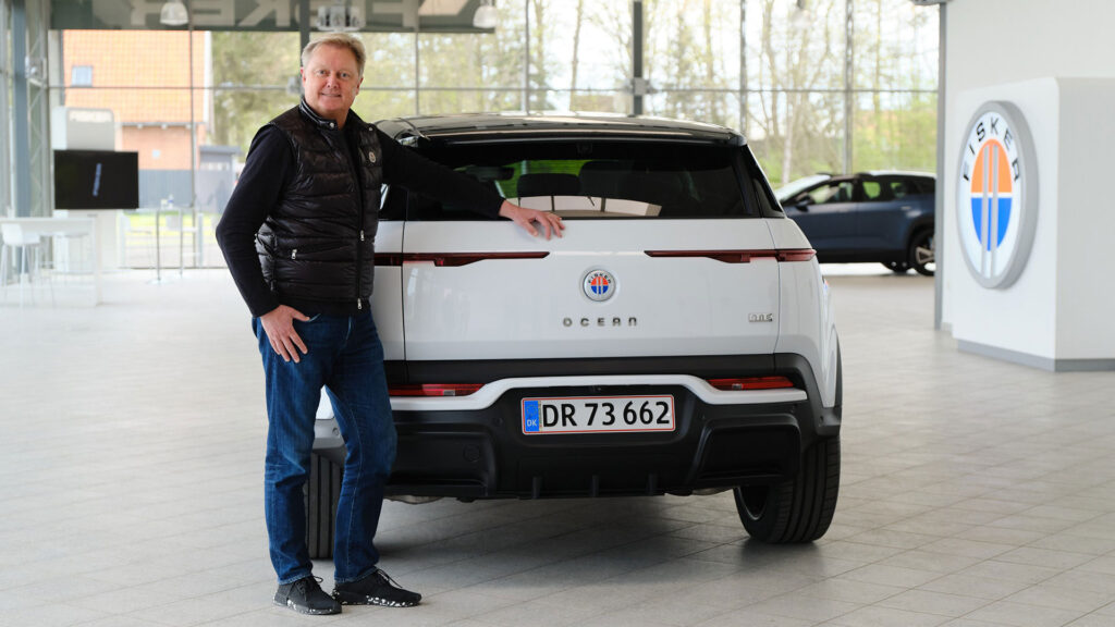 Première livraison des Fisker Ocean par Henrik Fisker // Source : Fisker Première livraison des Fisker Ocean par Henrik Fisker // Source : Fisker