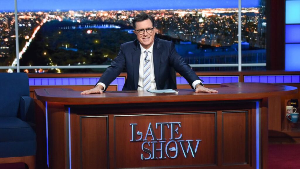 Stephen Colbert, aux commandes du Late Show de CBS, risque de ne pas revenir à l'antenne cette semaine. // Source : CBS Stephen Colbert, aux commandes du Late Show de CBS, risque de ne pas revenir à l'antenne cette semaine. // Source : CBS
