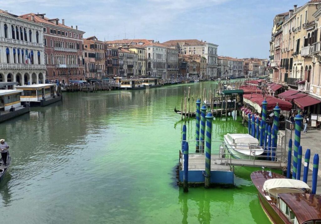 L'eau est devenue verte fluo dans le Grand Canal de Vensie, fin mai 2023. // Source : président de la région de Vénétie, Luca Zaia L'eau est devenue verte fluo dans le Grand Canal de Vensie, fin mai 2023. // Source : président de la région de Vénétie, Luca Zaia