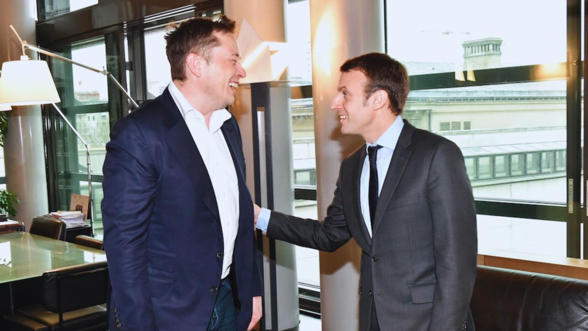 Macron et Musk en 2016. // Source : Via Twitter @EmmanuelMacron (modifié avec Canva) Macron et Musk en 2016. // Source : Via Twitter @EmmanuelMacron (modifié avec Canva)