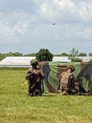Le nano drone Black Hornet est envoyé dans les airs par son pilote // Source : Photo par Numerama Le nano drone Black Hornet est envoyé dans les airs par son pilote // Source : Photo par Numerama