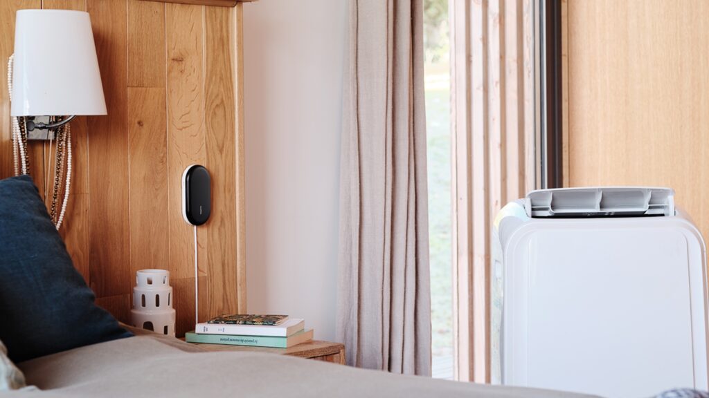 Le boîtier de Netatmo peut aussi contrôler les climatiseurs portables. // Source : Netatmo Le boîtier de Netatmo peut aussi contrôler les climatiseurs portables. // Source : Netatmo
