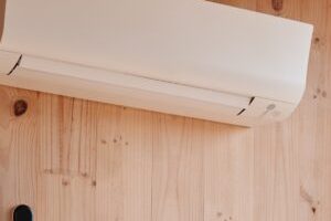 Le boîtier de Netatmo sous un climatiseur. // Source : Netatmo Le boîtier de Netatmo sous un climatiseur. // Source : Netatmo