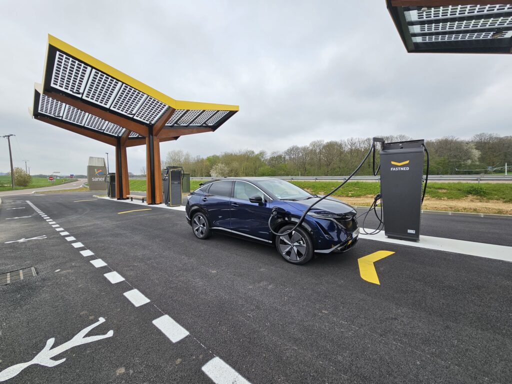 Une station de recharge Fastned qui est déserte // Source : Bob JOUY pour Numerama Une station de recharge Fastned qui est déserte // Source : Bob JOUY pour Numerama