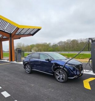 Une station de recharge Fastned qui est déserte // Source : Bob JOUY pour Numerama