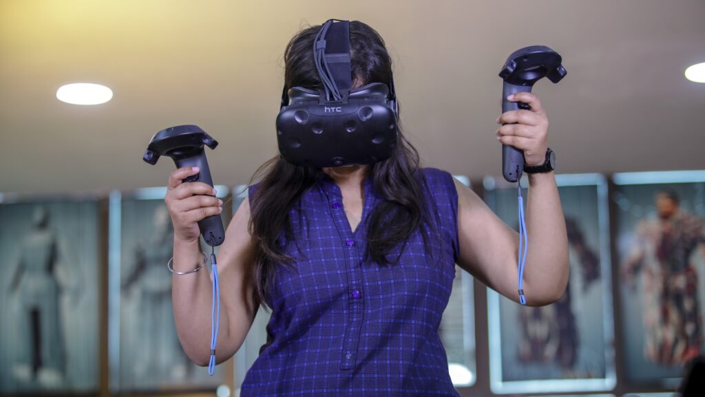 Une femme avec un casque de réalité virtuelle HTC Vive // Source : Pexels Une femme avec un casque de réalité virtuelle HTC Vive // Source : Pexels