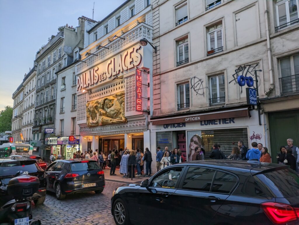 Les panneaux lumineux et les voitures en mouvement pourraient embêter le Pixel 7a, mais le résultat final est très convaincant. // Source : Numerama Les panneaux lumineux et les voitures en mouvement pourraient embêter le Pixel 7a, mais le résultat final est très convaincant. // Source : Numerama