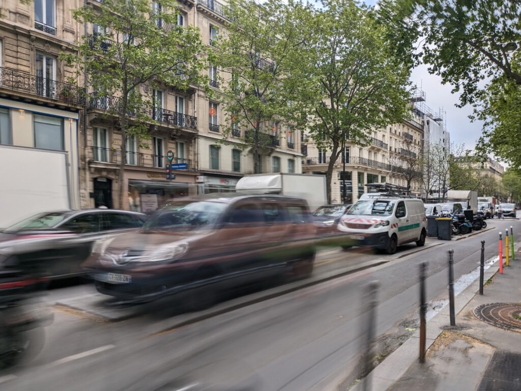 Le fameux mode longue exposition, avec un effet de déplacement sur cette piste cyclable. // Source : Numerama Le fameux mode longue exposition, avec un effet de déplacement sur cette piste cyclable. // Source : Numerama