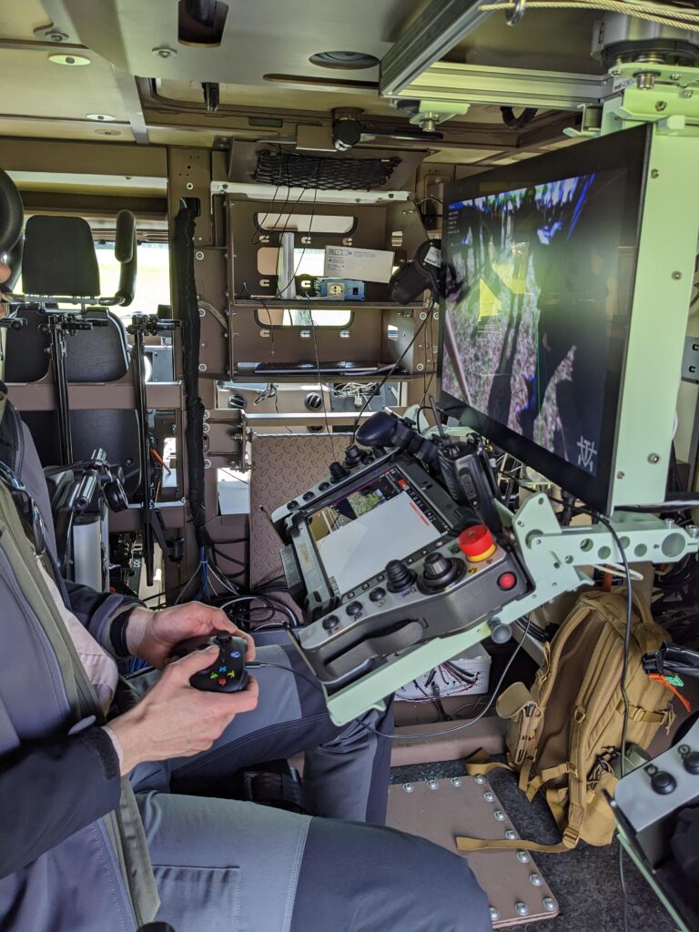 Les manettes de xBox permettent aussi de conduire des drones // Source : Photo par Numerama Les manettes de xBox permettent aussi de conduire des drones // Source : Photo par Numerama