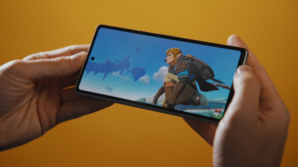 Le Pixel 7a dispose d'un écran OLED plutôt lumineux. Les bordures de son écran sont un peu grandes, mais c'est une concession acceptable. // Source : Thomas Ancelle / Numerama Le Pixel 7a dispose d'un écran OLED plutôt lumineux. Les bordures de son écran sont un peu grandes, mais c'est une concession acceptable. // Source : Thomas Ancelle / Numerama