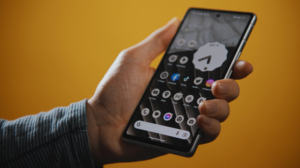 Le Google Pixel 7a. // Source : Thomas Ancelle / Numerama Le Google Pixel 7a. // Source : Thomas Ancelle / Numerama