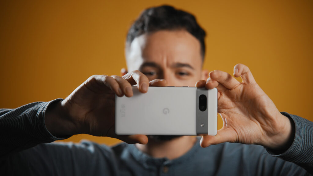 Comme tous les Pixel récents, le Pixel 7a embarque un module caméra horizontal. Un choix esthétique que certains aimeront, d'autres pas. // Source : Thomas Ancelle / Numerama Comme tous les Pixel récents, le Pixel 7a embarque un module caméra horizontal. Un choix esthétique que certains aimeront, d'autres pas. // Source : Thomas Ancelle / Numerama