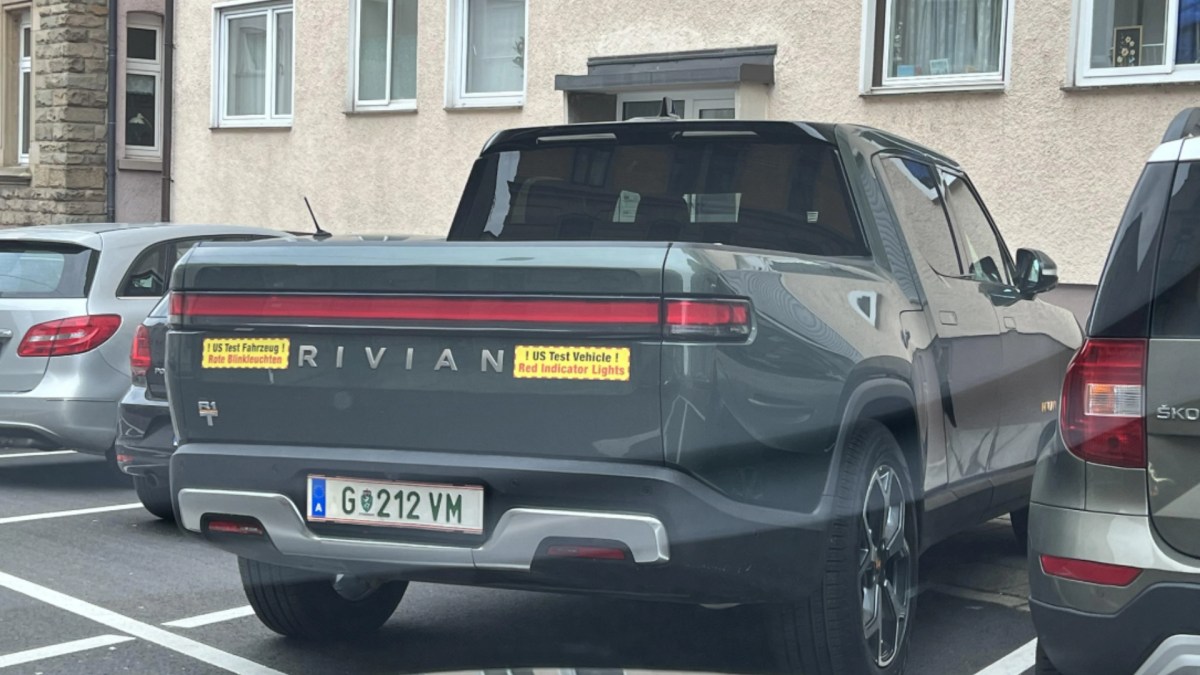 Le Rivian R1T dans les rues de Stuttgart // Source : Max3000Max/Reddit Le Rivian R1T dans les rues de Stuttgart // Source : Max3000Max/Reddit