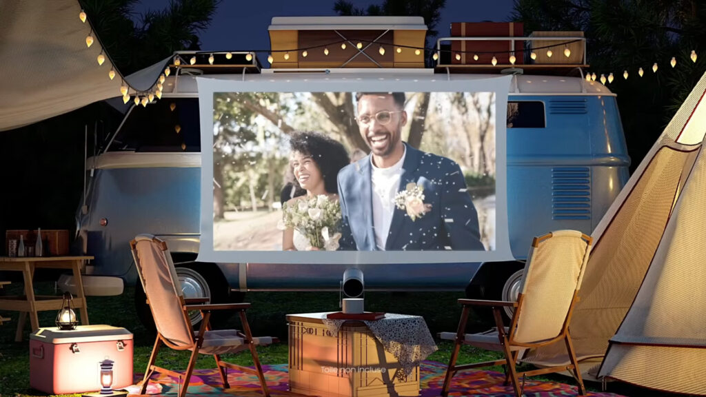 The Freestyle convient parfaitementpour une utilisation enextérieur // Source : Samsung The Freestyle convient parfaitementpour une utilisation enextérieur // Source : Samsung