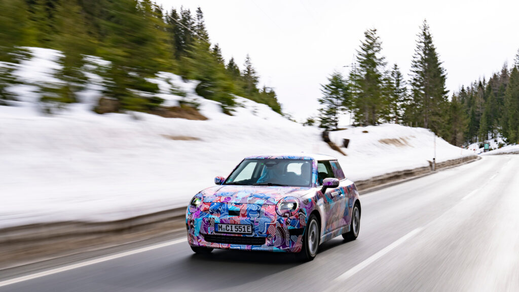Des lignes plus affinées visibles malgré le camouflage // Source : BMW Group Des lignes plus affinées visibles malgré le camouflage // Source : BMW Group