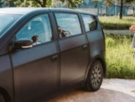 Les deux fondateurs de Sono Motors devant la Sion // Source : Sono Motors