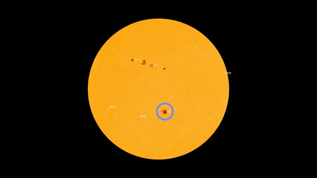 La tache solaire AR3310, le 24 mai 2023. // Source : SDO/HMI, annotation Numerama La tache solaire AR3310, le 24 mai 2023. // Source : SDO/HMI, annotation Numerama