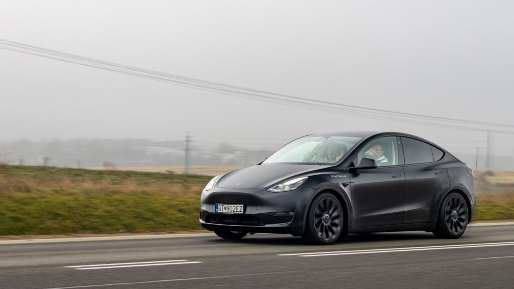 Tesla Model Y // Source : Photo de Michal Lauko - Unsplash Tesla Model Y // Source : Photo de Michal Lauko - Unsplash