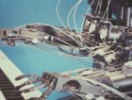 Robot jouant du piano // Source : Unsplash