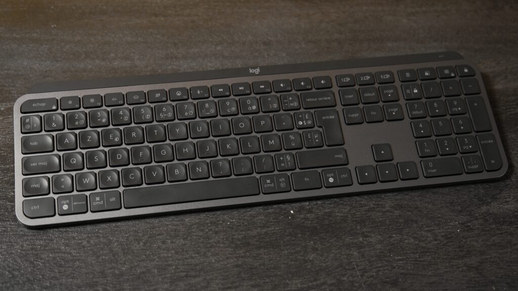 Le clavier Logitech MX Keys S a un pavé numérique. La version Mini n'est pas encore annoncée. // Source : Thomas Ancelle pour Numerama Le clavier Logitech MX Keys S a un pavé numérique. La version Mini n'est pas encore annoncée. // Source : Thomas Ancelle pour Numerama