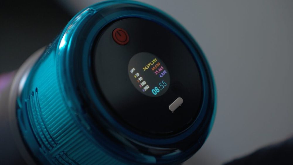 Il y a un écran sur le Dyson Gen5 Detect Absolute. Après chaque ménage, il indique le nombre de particules aspirées en fonction de leurs tailles. // Source : Thomas Ancelle / Numerama Il y a un écran sur le Dyson Gen5 Detect Absolute. Après chaque ménage, il indique le nombre de particules aspirées en fonction de leurs tailles. // Source : Thomas Ancelle / Numerama