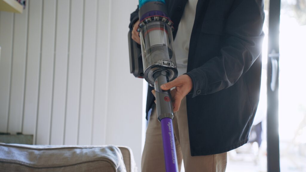 Le Dyson Gen5 Detect Absolute peut se transformer en aspirateur à main en un bouton. // Source : Thomas Ancelle / Numerama Le Dyson Gen5 Detect Absolute peut se transformer en aspirateur à main en un bouton. // Source : Thomas Ancelle / Numerama