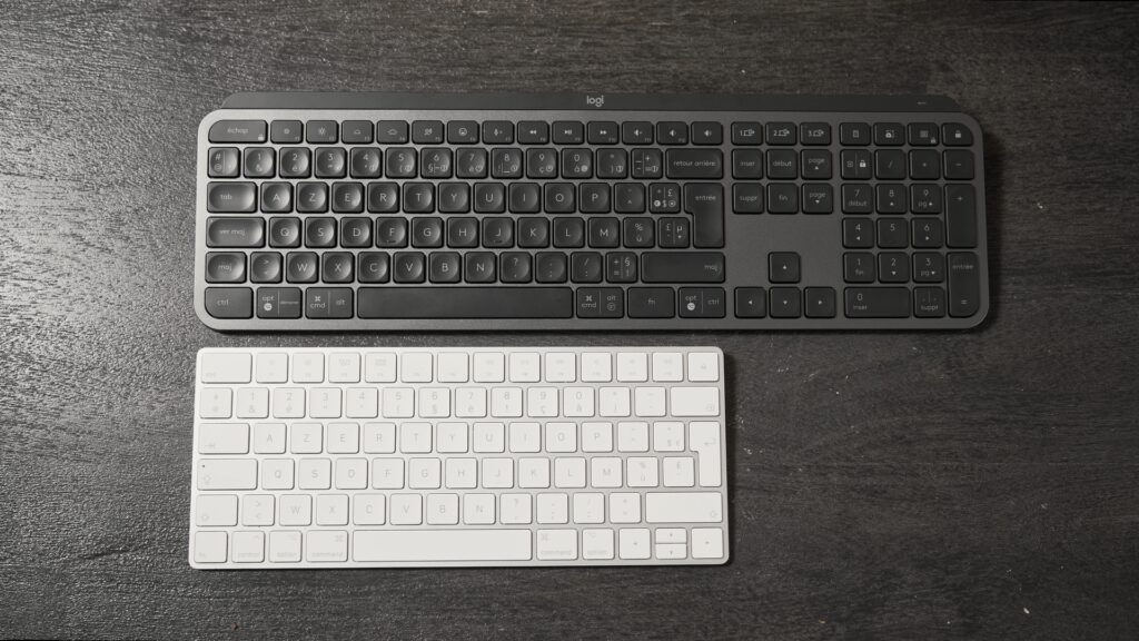 Le clavier MX Keys au-dessus du Magic Keyboard d'Apple. // Source : Thomas Ancelle pour Numerama Le clavier MX Keys au-dessus du Magic Keyboard d'Apple. // Source : Thomas Ancelle pour Numerama