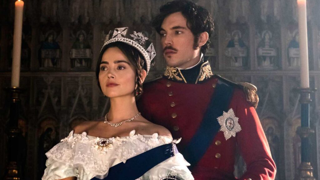 Jenna Coleman et Tom Hughes dans Victoria. // Source : ITV Jenna Coleman et Tom Hughes dans Victoria. // Source : ITV