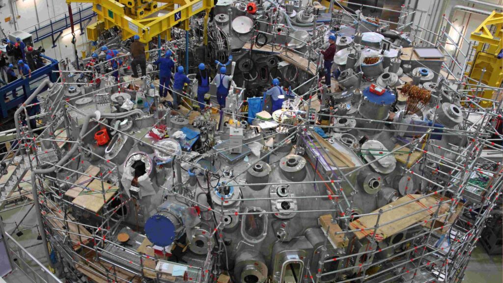 Wendelstein 7-X lorsqu'il était encore en construction en 2011. // Source : Max-Planck-Institut Wendelstein 7-X lorsqu'il était encore en construction en 2011. // Source : Max-Planck-Institut