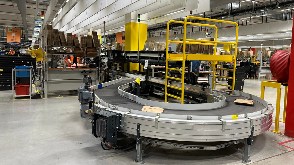 Au centre d'Amazon, il y a des machines partout. Des kilomètres de tapis roulant s'étendent. Au centre d'Amazon, il y a des machines partout. Des kilomètres de tapis roulant s'étendent.