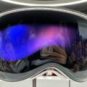 À l'avant, le casque Vision Pro a un écran OLED qui affiche des images ou une réplique des yeux du porteur. À l'avant, le casque Vision Pro a un écran OLED qui affiche des images ou une réplique des yeux du porteur.