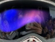 À l'avant, le casque Vision Pro a un écran OLED qui affiche des images ou une réplique des yeux du porteur. À l'avant, le casque Vision Pro a un écran OLED qui affiche des images ou une réplique des yeux du porteur.