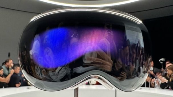 À l'avant, le casque Vision Pro a un écran OLED qui affiche des images ou une réplique des yeux du porteur. À l'avant, le casque Vision Pro a un écran OLED qui affiche des images ou une réplique des yeux du porteur.