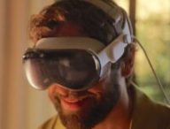 La seule image du Apple Vision Pro avec une sangle sur la tête. // Source : Apple La seule image du Apple Vision Pro avec une sangle sur la tête. // Source : Apple
