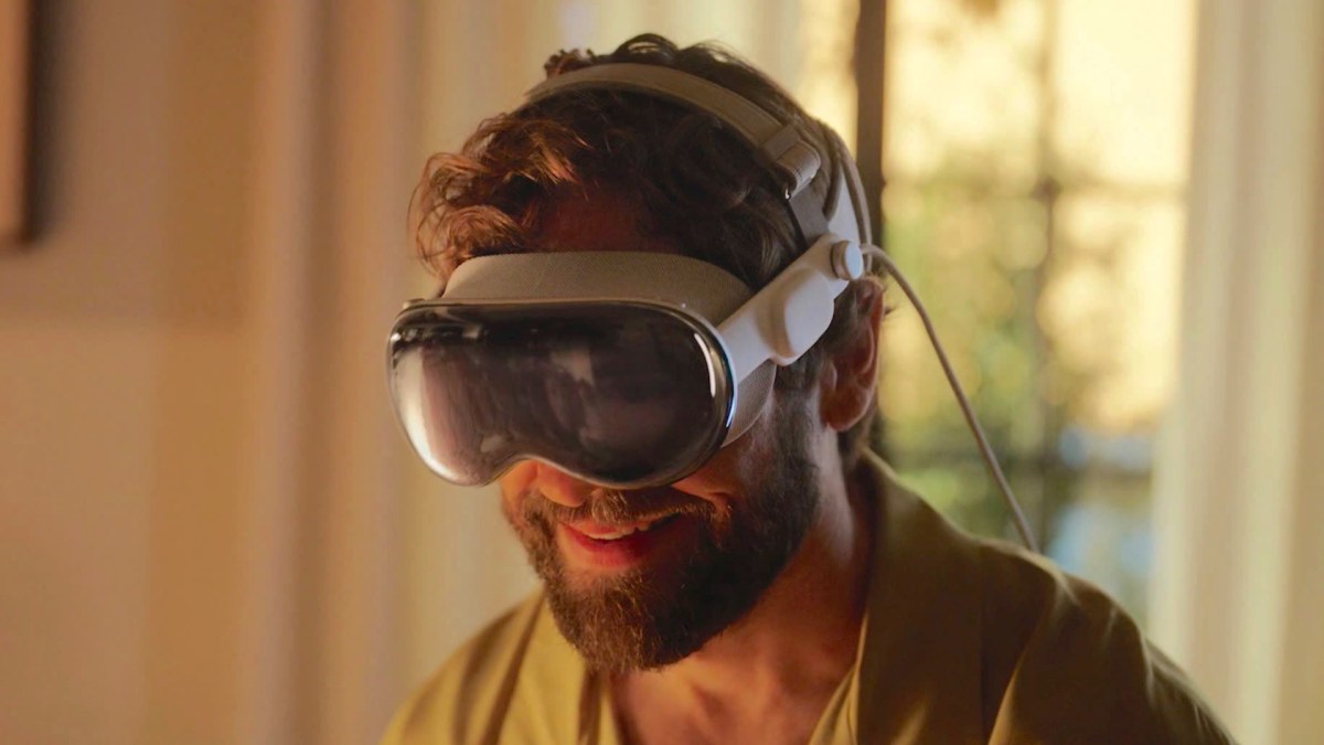 La seule image du Apple Vision Pro avec une sangle sur la tête. // Source : Apple La seule image du Apple Vision Pro avec une sangle sur la tête. // Source : Apple