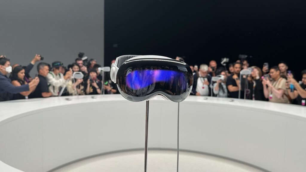 Pour accéder au Apple Vision Pro à l'Apple Park, il fallait être patient. // Source : Numerama Pour accéder au Apple Vision Pro à l'Apple Park, il fallait être patient. // Source : Numerama