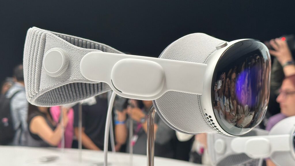 Le casque Apple Vision Pro sur le côté. // Source : Numerama Le casque Apple Vision Pro sur le côté. // Source : Numerama