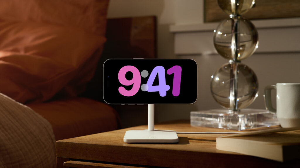 Fonction StandBy pour iPhone avec iOS 17 // Source : Apple Fonction StandBy pour iPhone avec iOS 17 // Source : Apple