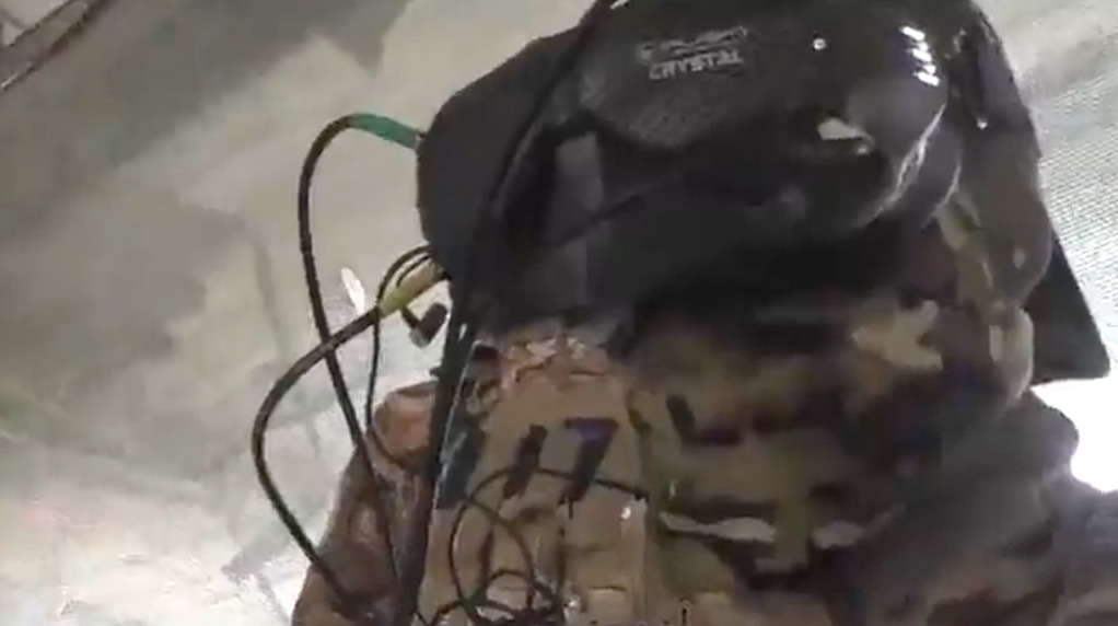 Les lunettes Crystal HD portées par le soldat russe. // Source : Telegram / Numerama Les lunettes Crystal HD portées par le soldat russe. // Source : Telegram / Numerama