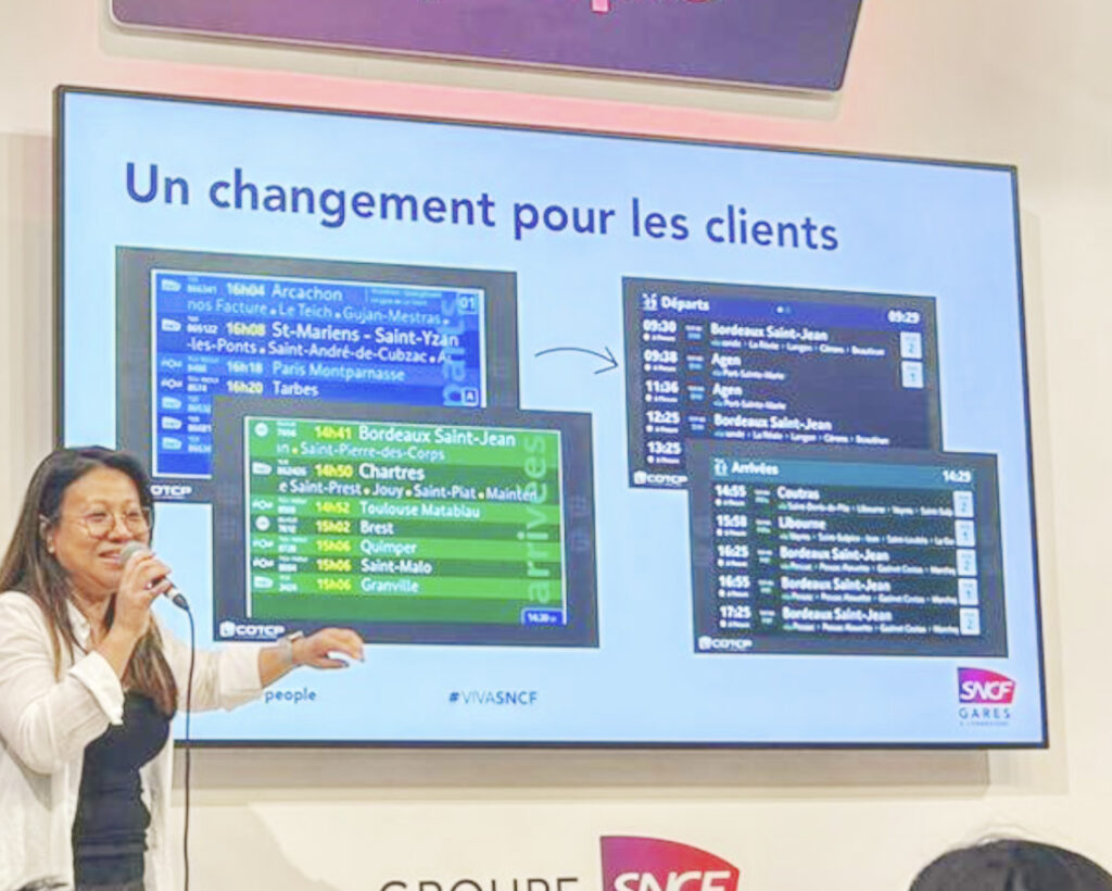 En modifiant la luminosité de l'image publiée par la SNCF, on constate que le panneau « Arrivées » n'a jamais été bleu. En modifiant la luminosité de l'image publiée par la SNCF, on constate que le panneau « Arrivées » n'a jamais été bleu.