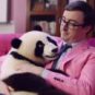 Image générée par IA de John Oliver avec un panda, publiée sur le subredddit r/aww.  // Source : Reddit