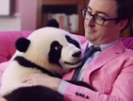 Image générée par IA de John Oliver avec un panda, publiée sur le subredddit r/aww.  // Source : Reddit