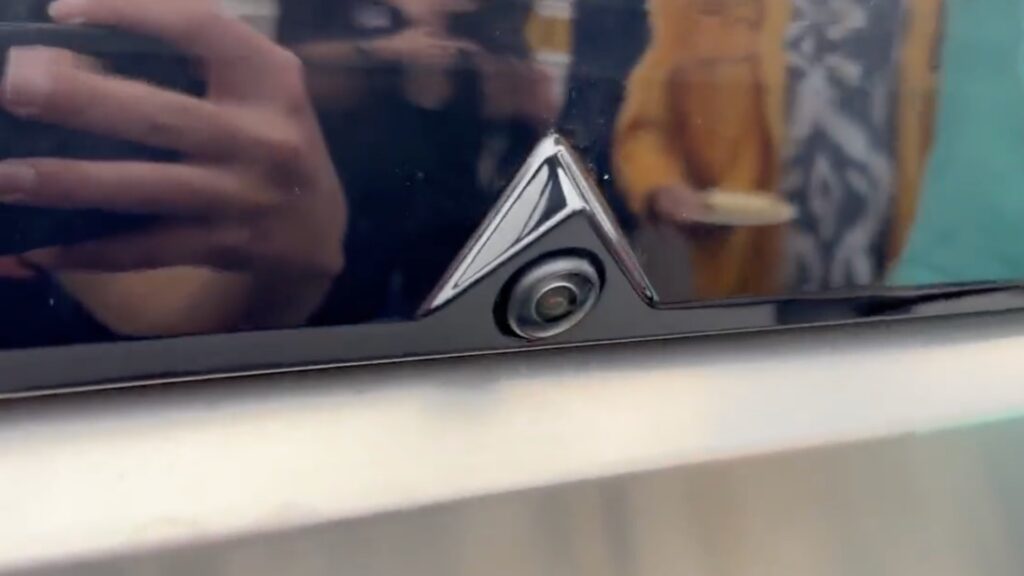 Caméra à l'arrière du Cybertruck // Source : Twitter Ryan Zohoury Caméra à l'arrière du Cybertruck // Source : Twitter Ryan Zohoury