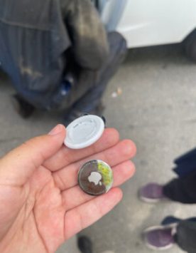 Le AirTag retrouvé dans la voiture de Myriam.  // Image fournie par un témoin 
